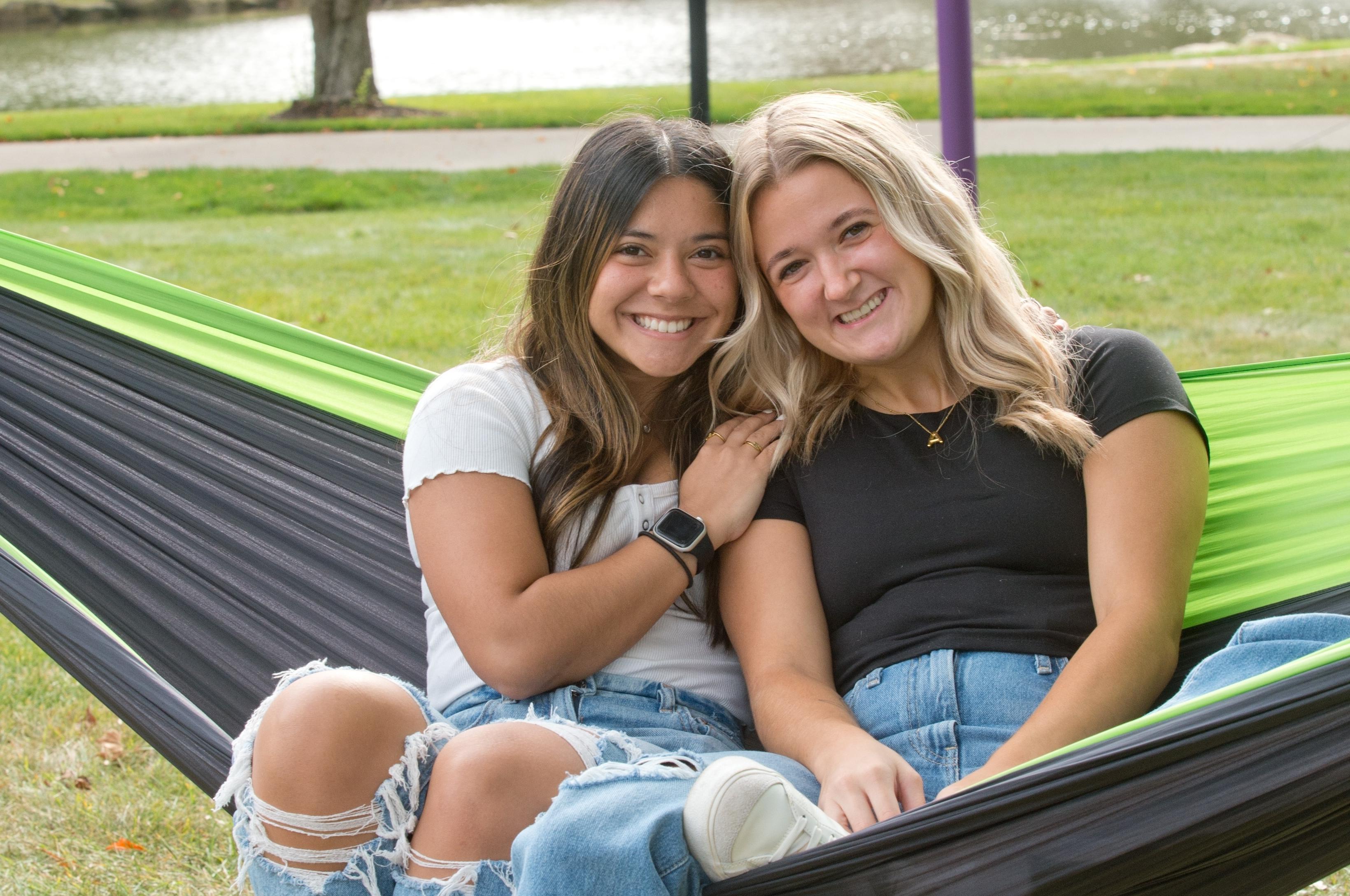 山 Union students smiling on a hammock by the lakes.